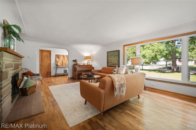 640 N Adelaide Street, Fenton, MI 48430