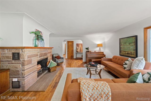 640 N Adelaide Street, Fenton, MI 48430