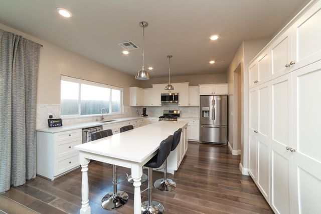 6026 E Fedora Avenue, Fresno, CA 93727