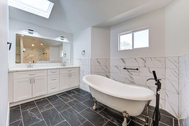 19403 Lake Hollow Lane, Houston, TX 77084