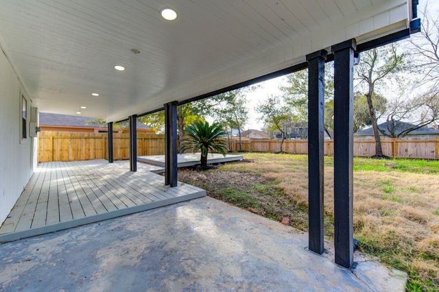 19403 Lake Hollow Lane, Houston, TX 77084