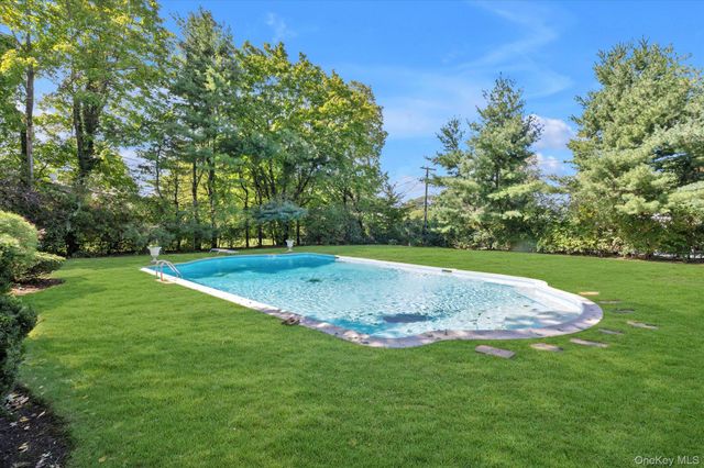 4 Broadlawn Avenue, Great Neck, NY 11024