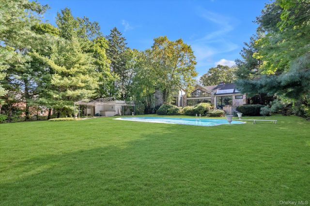 4 Broadlawn Avenue, Great Neck, NY 11024