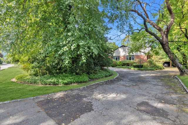 4 Broadlawn Avenue, Great Neck, NY 11024