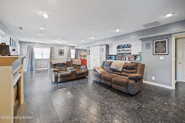 6803 Brighton Springs Ln, Louisville, KY 40291