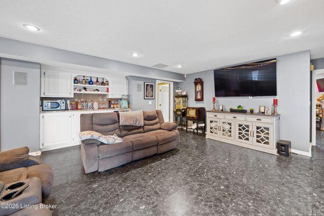 6803 Brighton Springs Ln, Louisville, KY 40291