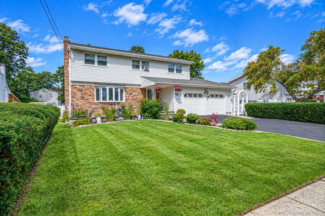 69A Erlanger Boulevard, North Babylon, NY 11703