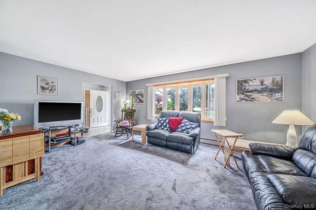 69A Erlanger Boulevard, North Babylon, NY 11703