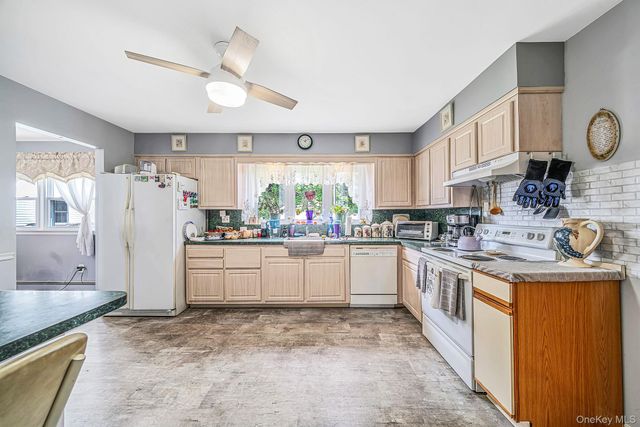 69A Erlanger Boulevard, North Babylon, NY 11703