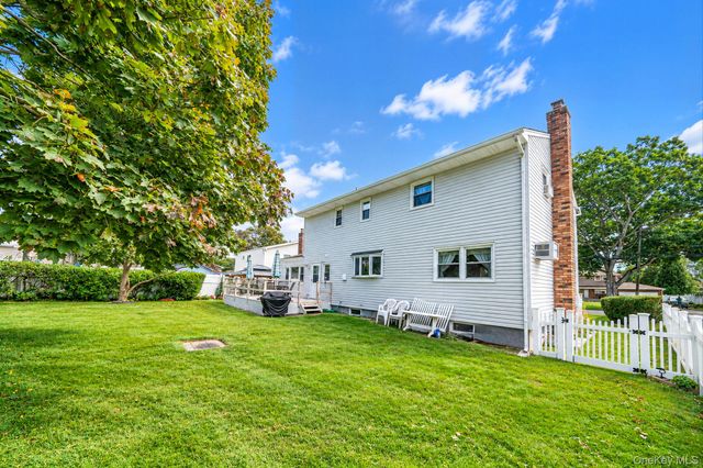 69A Erlanger Boulevard, North Babylon, NY 11703