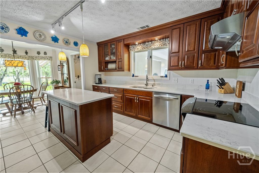 Image 18 of property listing at 791 Turkey Trot Trl, Richmond Hill, GA 31324