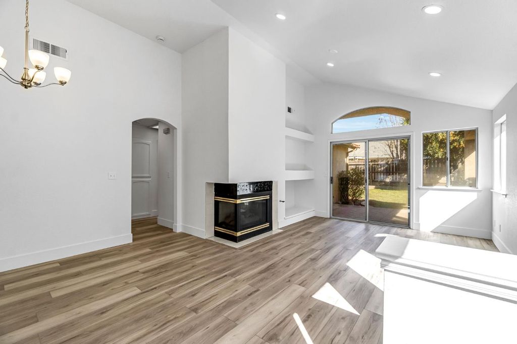 Image 6 of property listing at 2270 N Brunswick Ave., Fresno, CA 93722