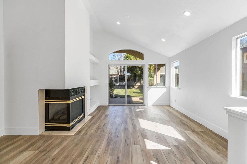 Image 7 of property listing at 2270 N Brunswick Ave., Fresno, CA 93722