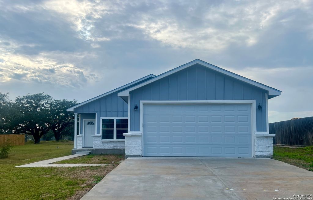 811 Polk, Beeville, TX 78102