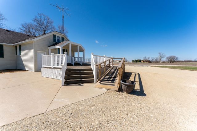 3405 S White Rock Road, Rochelle, IL 61068