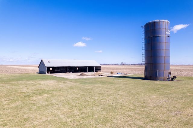 3405 S White Rock Road, Rochelle, IL 61068