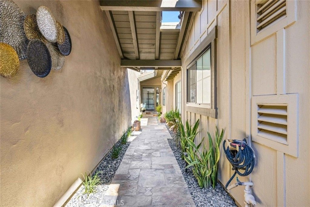 Image 4 of property listing at 194 Green Mountain Drive, Palm Desert, CA 92211