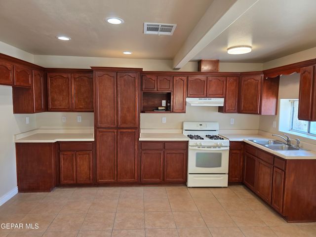 155 S Moon Road, Socorro, TX 79927