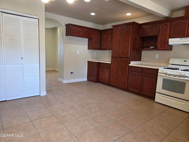 155 S Moon Road, Socorro, TX 79927