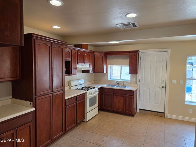 155 S Moon Road, Socorro, TX 79927