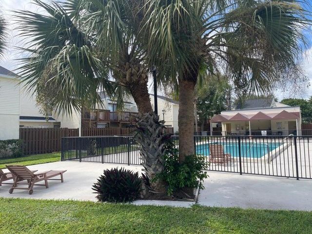 645 Executive Center Drive R-105, West Palm Beach, FL 33401