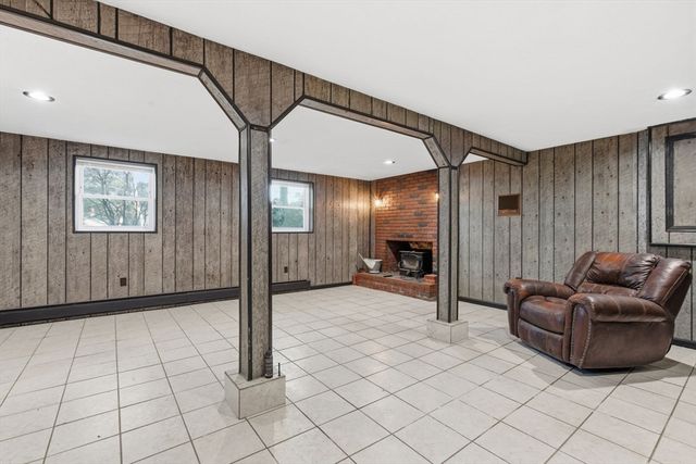 78 Dunstable Rd, Westford, MA 01886