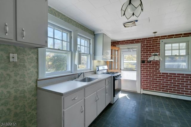 24 W Main St, Mendham Twp., NJ 07945