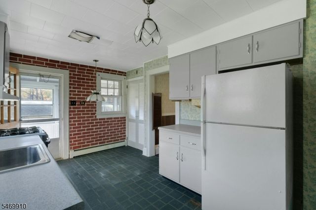 24 W Main St, Mendham Twp., NJ 07945
