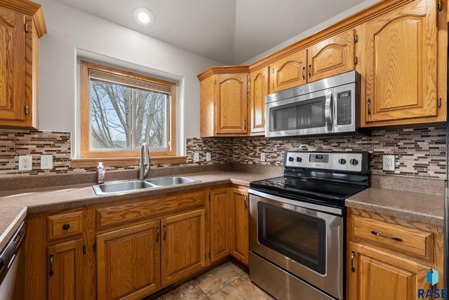 4315 E 38th St Street, Sioux Falls, SD 57103