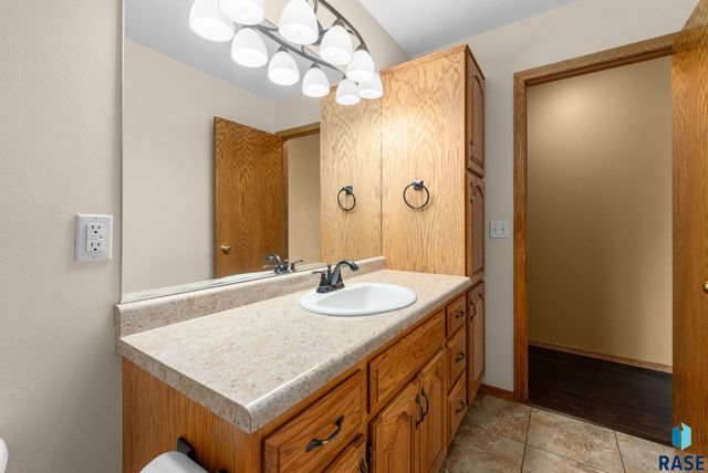 4315 E 38th St Street, Sioux Falls, SD 57103