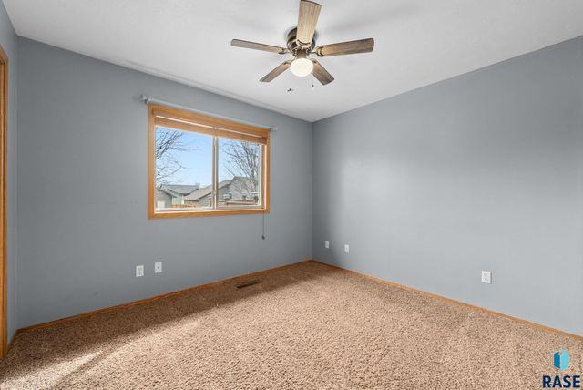 4315 E 38th St Street, Sioux Falls, SD 57103