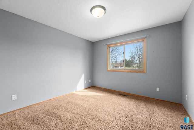 4315 E 38th St Street, Sioux Falls, SD 57103