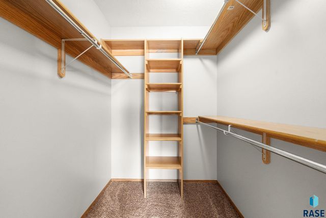 4315 E 38th St Street, Sioux Falls, SD 57103