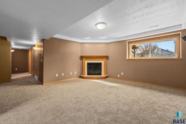 4315 E 38th St Street, Sioux Falls, SD 57103