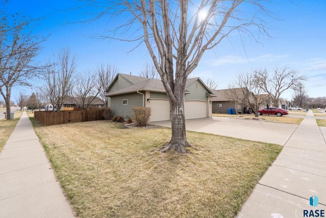 4315 E 38th St Street, Sioux Falls, SD 57103