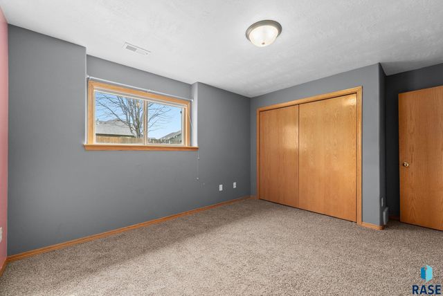 4315 E 38th St Street, Sioux Falls, SD 57103