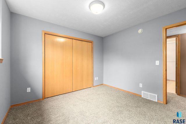 4315 E 38th St Street, Sioux Falls, SD 57103