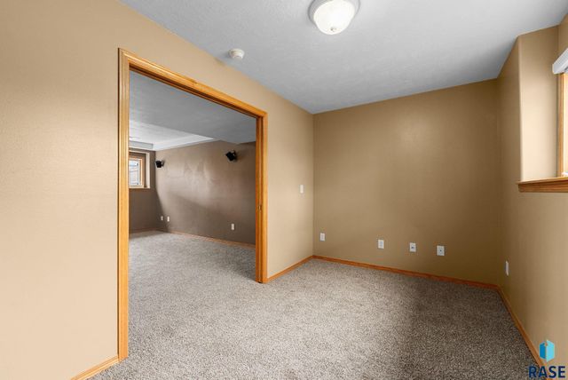 4315 E 38th St Street, Sioux Falls, SD 57103