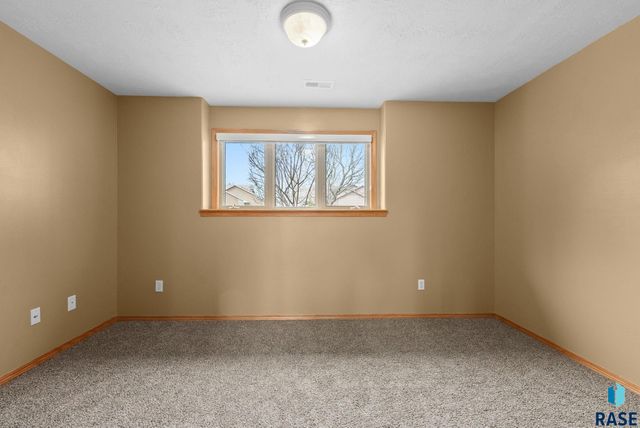 4315 E 38th St Street, Sioux Falls, SD 57103