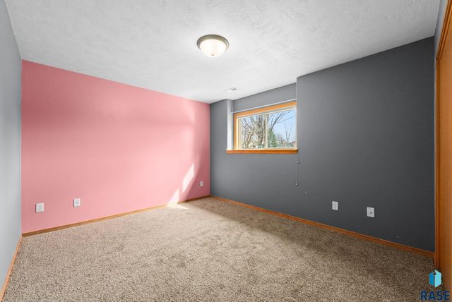 4315 E 38th St Street, Sioux Falls, SD 57103