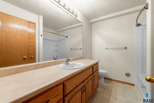 4315 E 38th St Street, Sioux Falls, SD 57103