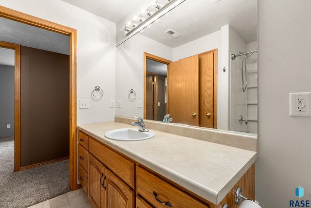 4315 E 38th St Street, Sioux Falls, SD 57103