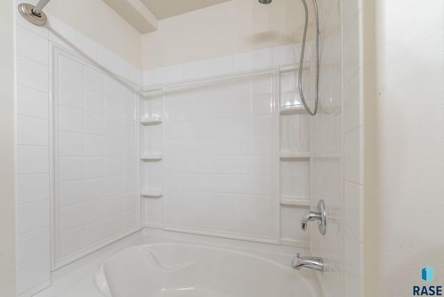 4315 E 38th St Street, Sioux Falls, SD 57103