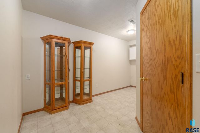 4315 E 38th St Street, Sioux Falls, SD 57103