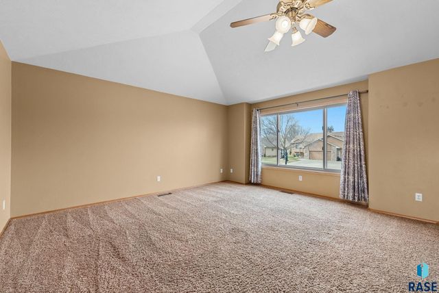 4315 E 38th St Street, Sioux Falls, SD 57103