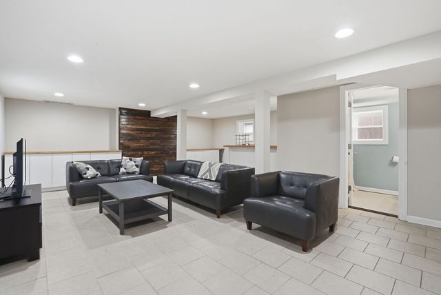 2923 N New England Avenue, Chicago, IL 60634