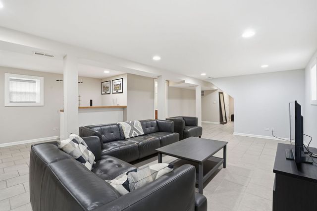 2923 N New England Avenue, Chicago, IL 60634