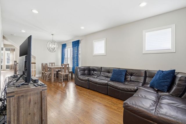 2923 N New England Avenue, Chicago, IL 60634