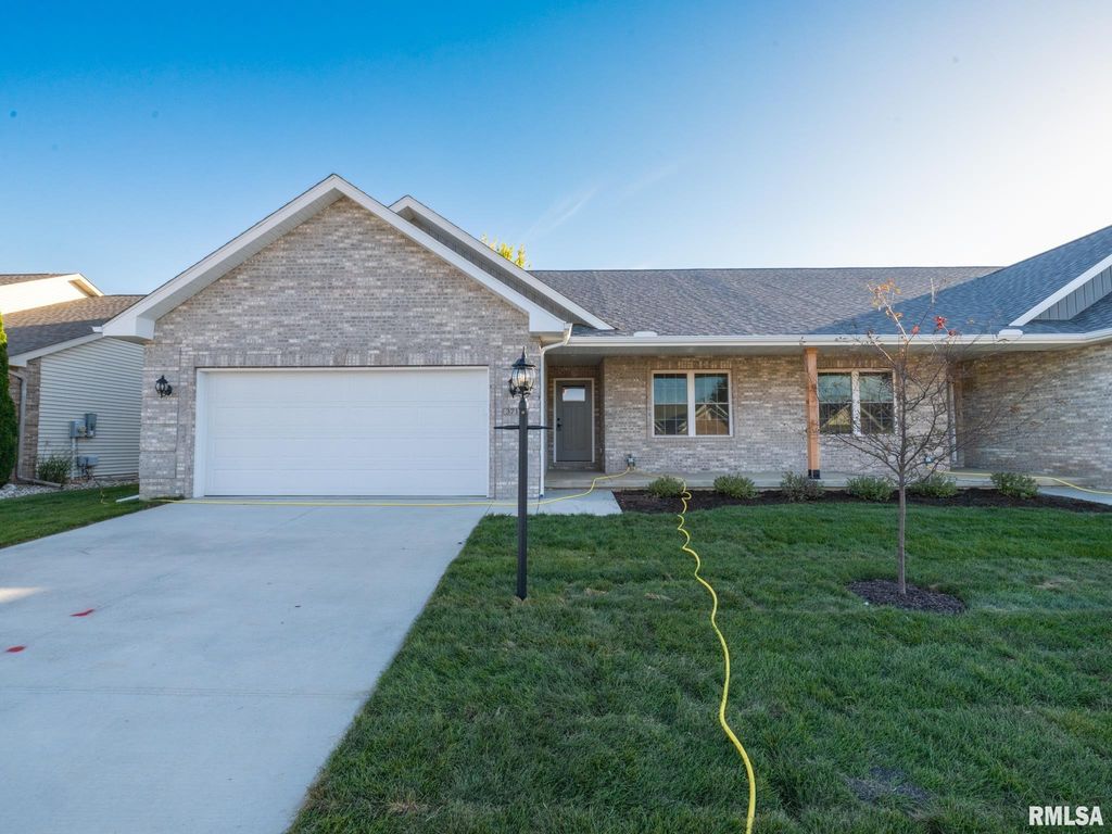 3716 W EAGLE POINT Drive, Peoria, IL 61615