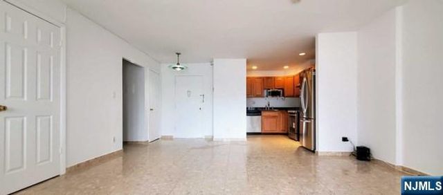 1203 River Road 21A, Edgewater, NJ 07020